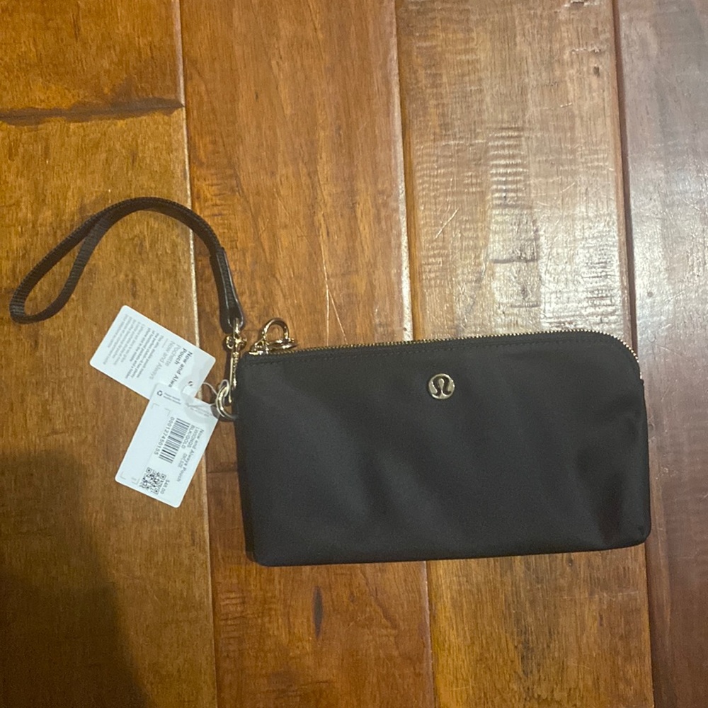 Lululemon Now & Always Pouch. BLK/GLD, unused. Measures 8.5”x1.2”x4.5 NWT